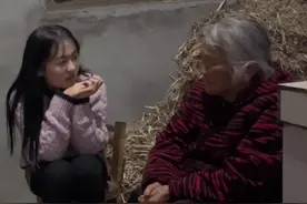 奶奶问孙女，为什么28岁了还不结婚，孙女：“我穷，不想拖累别人”，“奶奶说结婚时两个人一起努力就好了啊，可是奶奶不知道那个淳朴的年代已经过去了”   源：@七月& 视频封面