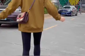 老人说，头上有漩涡的人脾气不好，而且很调皮，我额头有一个，头顶两个，你们呢，有多少个？#小个子穿搭 #加绒卫衣 #她家衣服真好看