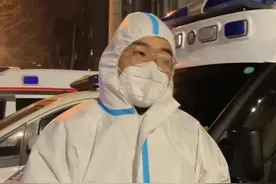 西安小伙夜访救护车停车场，记录下全国各地支援西安的救护车车牌号。寒冬战疫，一起加油！(视频/你们的德善)
