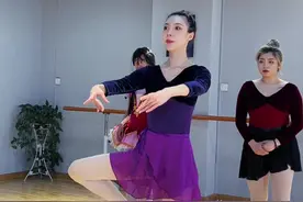 我真的不是故意把水洒在朵拉新裙子上的…#艺考 #舞蹈生 #一年一度校园戏精大赛 #笑点联盟计划 #校园视频封面