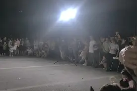 人山人海   说好来看18斤大老鼠的   好不容易挤进去了视频封面