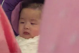 4个月，妈妈假装睡觉，偷录下来宝宝睡前要睁开眼睛看妈妈睡着...视频封面