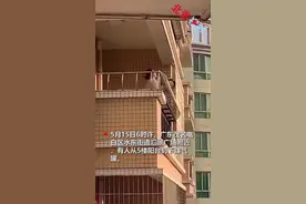 社区回应女子从5楼扔下煤气罐：患抑郁症，与家人发生矛盾被激怒视频封面
