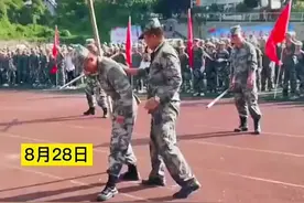 军训教官表演“腰身断棍”，挨了三下棍子仍没断，网友：谁把道具换了？视频封面