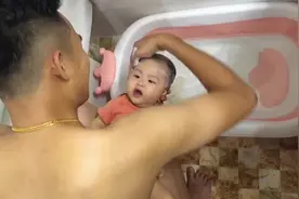 女孩子2周岁以后爸爸就不能参与了，赶紧洗起来🤣#萌宝洗澡视频封面