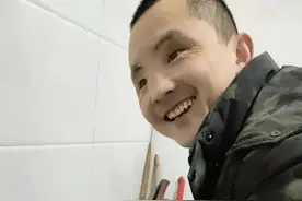 眼睛失明只能靠触觉和嗅觉来做饭，每次听到我和女儿对他的称赞，都会露出满足的笑容#盲人 #励志正能量 #生活不易视频封面