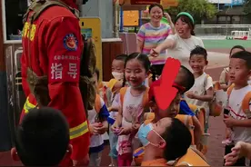 “平时陪伴少，儿童节想给他个惊喜”当消防员爸爸身着灭火服到幼儿园接宝宝放学#六一儿童节 #消防员 视频封面