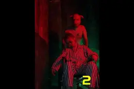 这女生也太勇了吧！被NPC抗在肩上狂奔#密室逃脱 #吃鸡 #恐怖密室视频封面