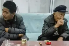 右二是我二叔，村里所有红白喜事的大总管（也就是总指挥），中间戴帽子的是我二大爷，主要任务挎纸筐、敲鼓，已经晚上12点，工作安排还在继续，他们不求报酬不求回报，却愿意全力以赴，这就是家族的力量，长辈们的工作激情值得我们尊重和学习……#村里那些事 #宣传正能量 视频封面
