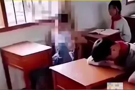 学生上课时和同学讲话，不满老师批评，当众踹翻桌子辱骂老师，场面嚣张至极！网友：教育惩戒权该派上用场了。视频封面