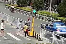 危险！雁滩路两人随意挪动信号灯，引发道路短暂拥堵视频封面