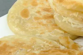 用鸭蛋黄做油酥饼太酥太香了，面点师分享教程，咬一口直掉渣