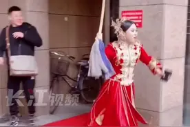 10月27日，黑龙江大庆。见朋友准备闹新郎，新娘拿着拖把上前霸气护夫：“我看谁过来 退回去！”#婚闹 #婚礼现场视频封面