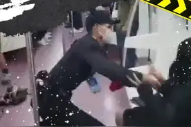 #西安 一女子在地铁中与人发生冲突，#地铁 安保将女子拽出车厢视频封面