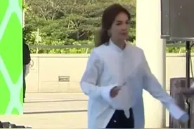 #ella陈嘉桦 曾作为she组员红遍亚洲，被称为假小子的她却是最早结婚生子的，老公更是身家百亿，幸福不已！视频封面