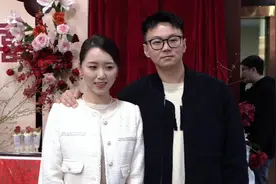 和喜欢的人订婚真的会忍不住一直笑哎#爱情 #订婚快乐 #情侣视频封面