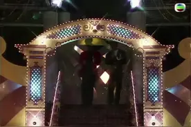 #经典翻唱 1992年公益节目《群星公益金大派对》，开头节目主持人说张学友和李克勤斗唱对方的名曲，斗着斗着两人变成了合唱……