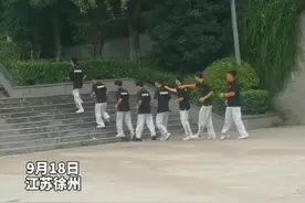 九一八事变90周年，徐州上空拉响防空警报。 公园现感人一幕，晨练团体听到警报后驻足默哀。#江苏全民目击 #九一八事变90周年视频封面