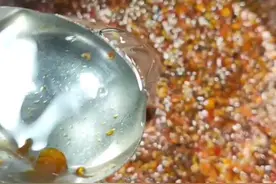 炸辣椒油诀窍。 加白酒是增加香味。加白醋是增加颜色。加盐是增加底味加碱是增加辣度。加蜂蜜是增加稠度。