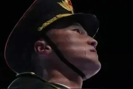 北京冬奥会开幕式上，升旗手闫振热泪夺眶。“那一刻，我感觉胸膛更有力量了！”#北京冬奥会