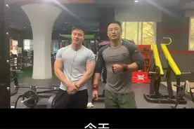 胸第一个动作！组休60秒，6个重量！重量2.5公斤或者5公斤递增！次数递减20.20.20.15.15.12！
