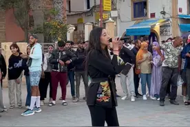  我唱中文歌“炸街”摩洛哥街头啦，引起很多路人围观 #开始懂了 #摩洛哥 #外国人唱中文歌@DOU+小助手   视频封面