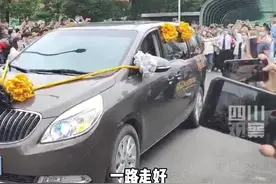 5月22日，#袁隆平院士去世 湖南湘雅医院门口，#万人长街送袁老：谢谢你，我们碗中有粮，心中有你！