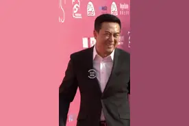 总有人说#张嘉译 走路驼背其实他那是强直性脊椎炎，二叔一直带着病坚持拍戏，拍戏的酬劳大部分拿去买药，真正实力派