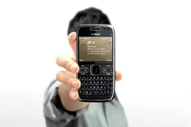 诺基亚E72，2009年9月上市…… 这是一部迟来的手机……