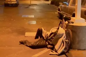 凌晨三点的美国，你不快乐的原因，就是你间歇性踌躇满志，持续性混吃等死，既无法忍受目前的状态，又没能力改变这一切视频封面