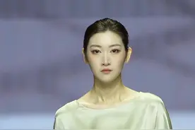 中国风走秀，模特嘉欣#秀场直击 #t台走秀 #美女 #模特 #中国风@深圳原创时装周视频封面
