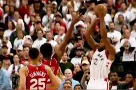 #nba历史上的今天 【经典镜头：伦纳德东部半决赛G7 绝杀76人】2019年5月13日，猛龙主场迎接76人的东部半决赛G7，比赛最后时刻，双方打成90平，伦纳德弧顶接球，绕着三分线突破西蒙斯，在极限时刻，迎着恩比德的扑防，漂移后仰出手，球弹在篮筐上飞起，又落在篮筐上弹了几次，落入球网，全场欢呼，伦纳德抢七绝杀76人，率领猛龙进军东决！这一经典场面球迷们现在再看是否依旧记忆犹新，当时的紧张瞬间是否又涌上心头？#nba季后赛 #季后赛看我的 视频封面
