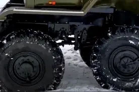 俄罗斯“飓风”全地形8X8驱动越野卡车，在西伯利亚雪地越野测试，车辆基于乌拉尔4320设计研发#汽车 #卡车 #越野 视频封面