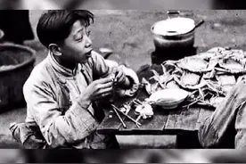 1945年的上海穷人，靠吃阳澄湖大闸蟹填饱肚子#老照片 #那个年代 #涨知识 #阳澄湖大闸蟹 #上海视频封面
