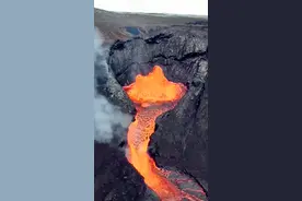 哇塞！这火山喷发时，如大海波涛般汹涌又震撼，为了拍这视频，无人机都被烤融化了三架。#创作灵感 #旅行大玩家 #火山 视频封面