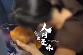 早高峰，女子乘地铁用刀削芒果吃了一路！地铁能吃东西了？能带刀上车了？视频封面