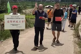 一家三姐弟，同一所学校连续考上本科。小弟潘福林今年以652的优异成绩录取“军中清华”国防科大电子科学与技术专业。校长率老师登门报喜，现场发奖金、赠平板电脑。潘爸:初高中放假回来，不准他们看书，要求女孩做家务，男孩帮忙清扫猪场，让他们知道生活的苦，能吃生活的苦。#正源学校#国防科技大学 视频封面