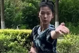 太飒了！习武12年，女生军训间隙大秀武艺惊艳全场！男生：不敢惹，怕挨揍#新生军训 #厉害了小姐姐视频封面
