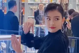 还记得#中国机长 的#雅玫 吗？那句“欢迎登机”是否还在耳边萦绕？@抖音短视频