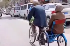 路人张先生表示，老爷爷卖力地骑车，老奶奶坐在后面很享受，感觉这就是简单的爱情吧。视频封面