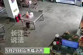 待宰黄牛受惊冲进餐厅视频封面