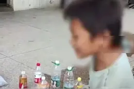 心疼！东莞11岁男孩靠捡瓶子赚钱，没能上学仍然乐观向上，懂得感恩！#生活不易 视频封面