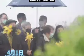 袁隆平家人和市民清明祭扫献上金色稻穗，网友：风吹过稻田就想起您！#致敬 #泪目 #缅怀袁老视频封面