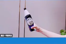 斟酒练习手腕的力度，手腕灵活斟酒动作才完美，女生要多练习。#酒店一号服务员 #斟酒视频封面
