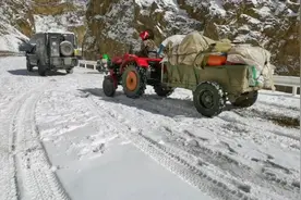 翻越夏贡拉，藏族老乡搬家，帮老乡拖拖拉机#记录旅游足迹视频封面