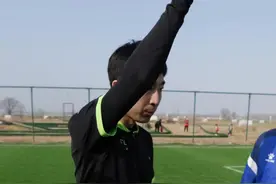 门将这样发球，也要吃红牌啊！#足球裁判员 #足球规则#守门员 #红牌 #唯有足球不辜负 @抖音短视频 @DOU+小助手 #足球判罚视频封面