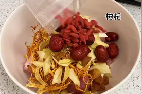 老婆总是气血不足，给她来碗人参龙骨汤#抖音美食创作者 #蒸汤