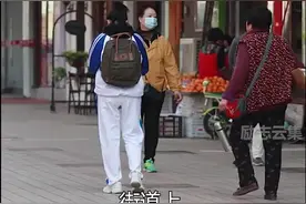学生放学路上突来例假，暖心路人温情帮助！#暖心 #正能量视频封面