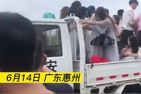 新人结婚遇洪水 警察用警车护送接亲队#惊不惊喜意不意外 #接亲趣事 @抖音短视频 视频封面