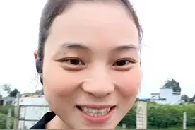 假期堵车，超小路回家。一不小心拐回来一个车队。#堵车 #搞笑视频封面